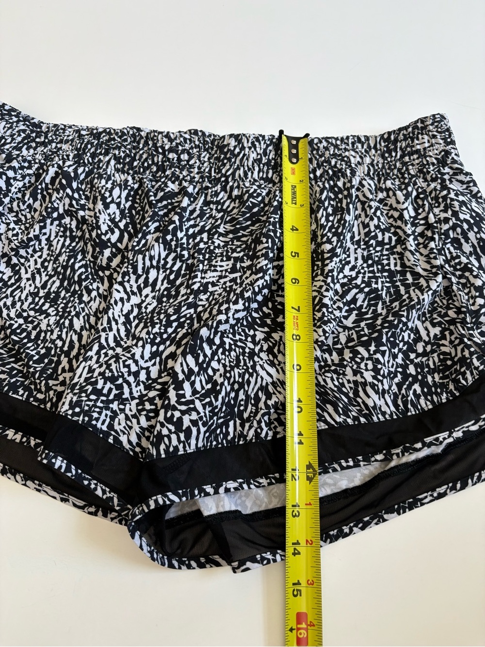 Athleta Printed Mesh Racer Run Shorts Black White Size XL 4” - Picture 9 of 11